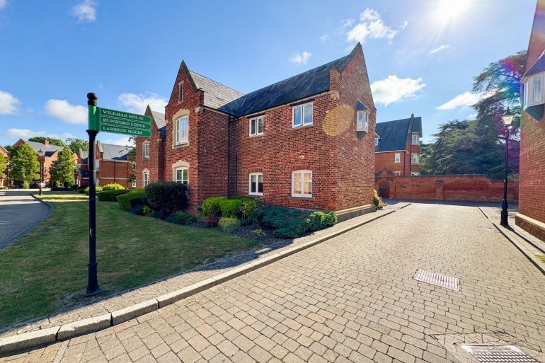 Longbourn, Windsor, SL4